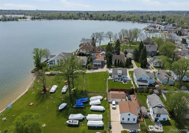 Homes for sale in Keego Harbor, MI | 1628 Beechmont St, Keego Harbor, MI 48320 | MLS# 60976807