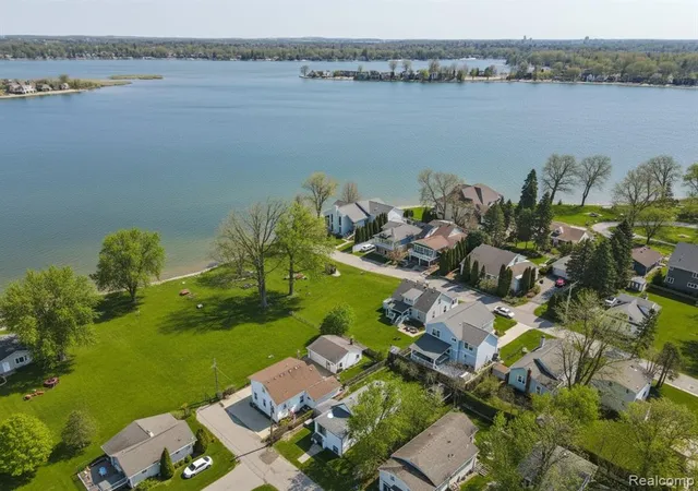 Homes for sale in Keego Harbor, MI | 1628 Beechmont St, Keego Harbor, MI 48320 | MLS# 60976807