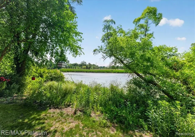 2nd image of 1602 Pinecroft Ln, Howell, MI 48855 | MLS# 61018150