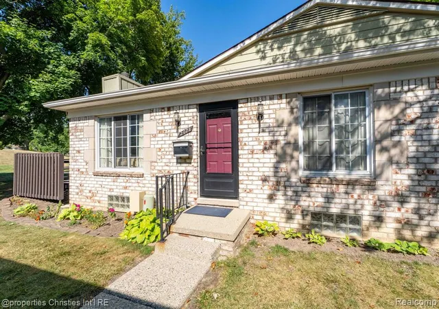 Photo 2 of Sale Pending at 2078 Parmenter Blvd, Royal Oak, MI 48073 4320 | MLS# 61025819 | Listing updated on 2026-09-13