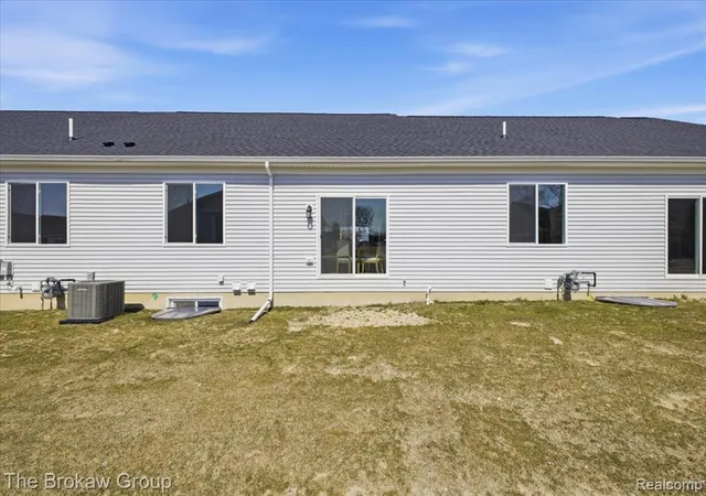 Listing Photo 5 - Condo for sale in building located at 1437 Lincoln St, Lapeer, MI 48446