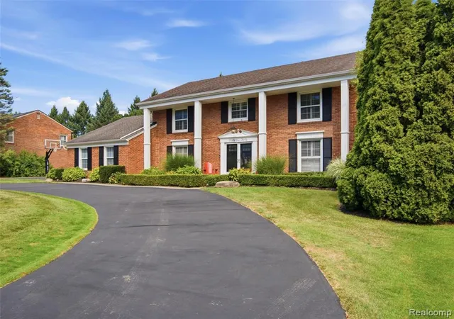 Photo 2 of Sale Pending at 4130 Saddle Ln, West Bloomfield, MI 48322 1646 | MLS# 61024786 | Listing updated on 2026-09-10