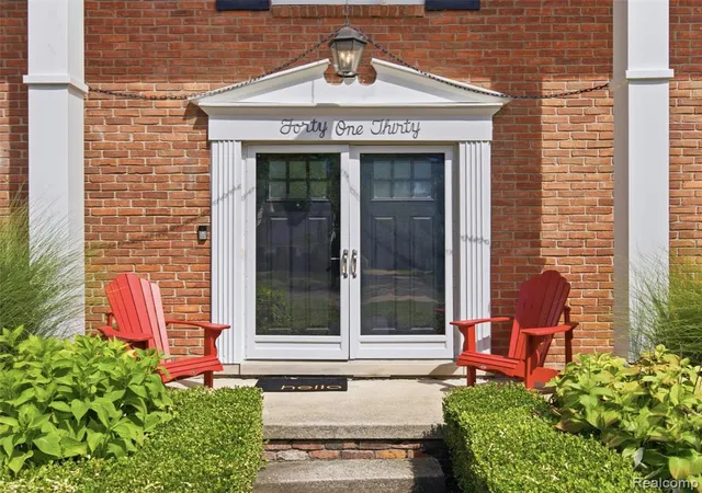 Photo 4 of Sale Pending at 4130 Saddle Ln, West Bloomfield, MI 48322 1646 | MLS# 61024786 | Listing updated on 2026-09-10