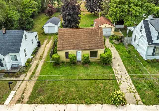 Photo 3 of Sale Pending at 348 Ridgewood St, Grand Rapids, MI 49548 | MLS# 70552710 | Listing updated on 2026-08-29