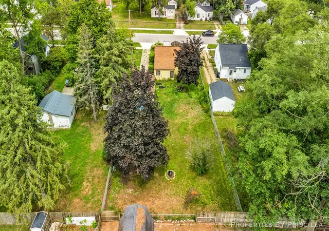 Photo 3 of Sale Pending at 348 Ridgewood St, Grand Rapids, MI 49548 | MLS# 70552710 | Listing updated on 2026-08-29