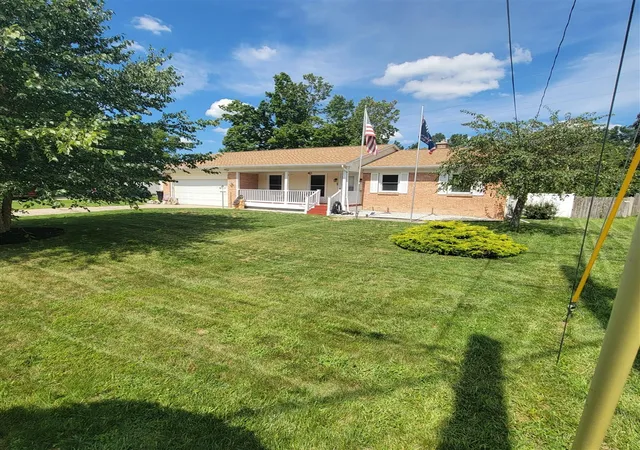 Photo 3 of Sale Pending at 5001 Creekview Dr, Kentwood, MI 49508 | MLS# 70554968 | Listing updated on 2026-08-30