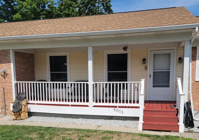 Photo 3 of Sale Pending at 5001 Creekview Dr, Kentwood, MI 49508 | MLS# 70554968 | Listing updated on 2026-08-30