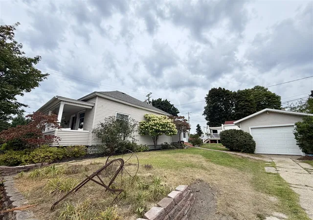 Photo 2 of Single family home for sale at 404 W Court St, Ludington, MI 49431 | MLS# 70555658 | Listing updated on 2026-08-31