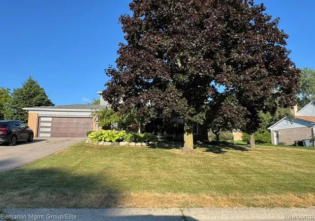 Photo 2 of Single family home for sale at 6043 Ledgeway Dr, West Bloomfield, MI 48322 2442 | MLS# 61014783 | Listing updated on 2026-08-25