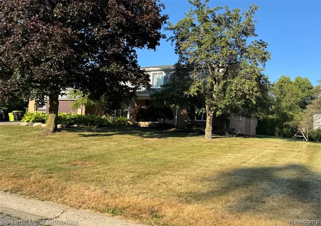 Photo 3 of Single family home for sale at 6043 Ledgeway Dr, West Bloomfield, MI 48322 2442 | MLS# 61014783 | Listing updated on 2026-08-25