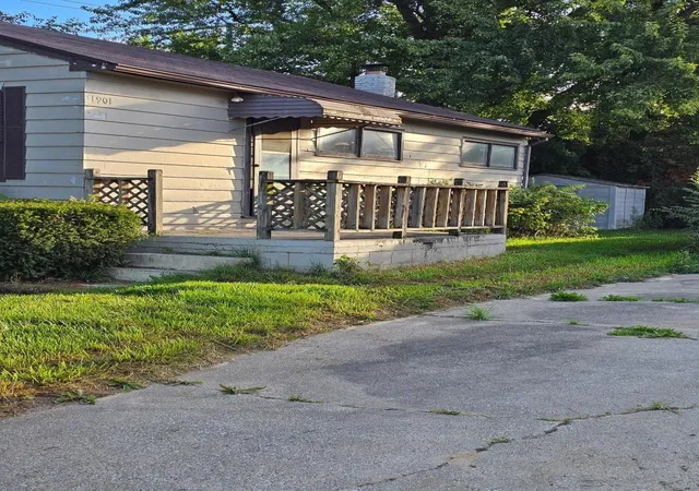 Homes for sale in Bay City, MI | 1901 S Mountain St, Bay City, MI 48706 | MLS# 50190261