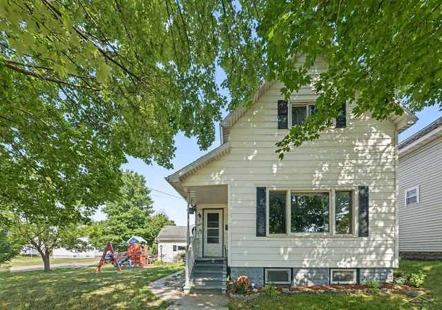 3rd image of 1003 Engelman St, Manistee, MI 49660 | MLS# 50216615