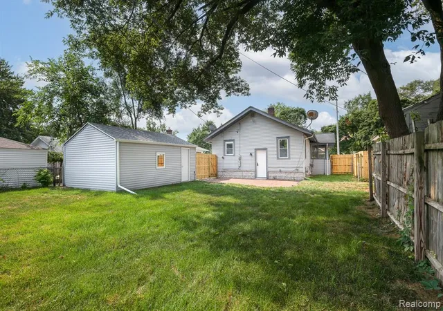 Photo 4 of Single family home for sale at 2002 Cartier St, Flint, MI 48504 | MLS# 61021799 | Listing updated on 2026-08-17