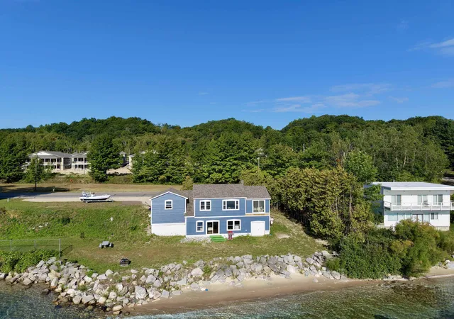 Photo 4 of Single family home for sale at 800 N St Joseph St, Suttons Bay, MI 49682 | MLS# 80072998 | Listing updated on 2026-09-01