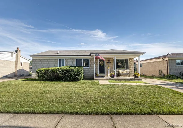 Homes for sale in Fraser, MI | 15270 Cambridge Dr, Fraser, MI 48026 | MLS# 61005166