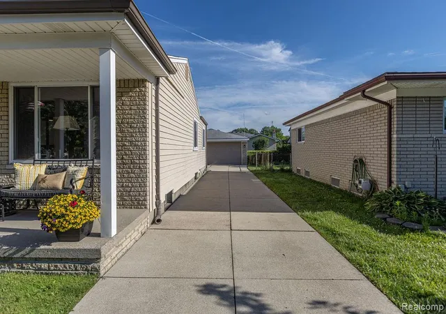 Homes for sale in Fraser, MI | 15270 Cambridge Dr, Fraser, MI 48026 | MLS# 61005166