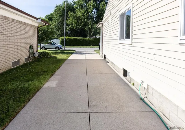 Homes for sale in Fraser, MI | 15270 Cambridge Dr, Fraser, MI 48026 | MLS# 61005166