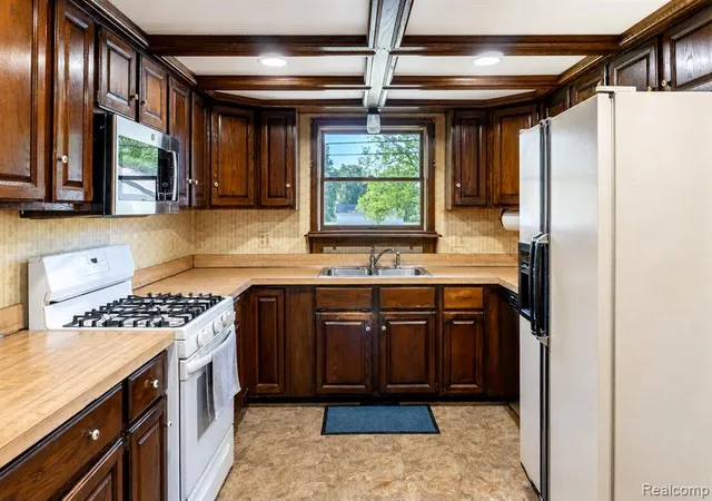 Photo 2 of Single family home for sale at 704 E Lovell Dr, Troy, MI 48085 1604 | MLS# 61025178 | Listing updated on 2026-09-12