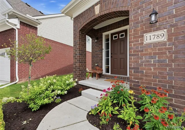 4th image of 11789 Hines Pl Dr, Livonia, MI 48150 1601 | MLS# 61009437