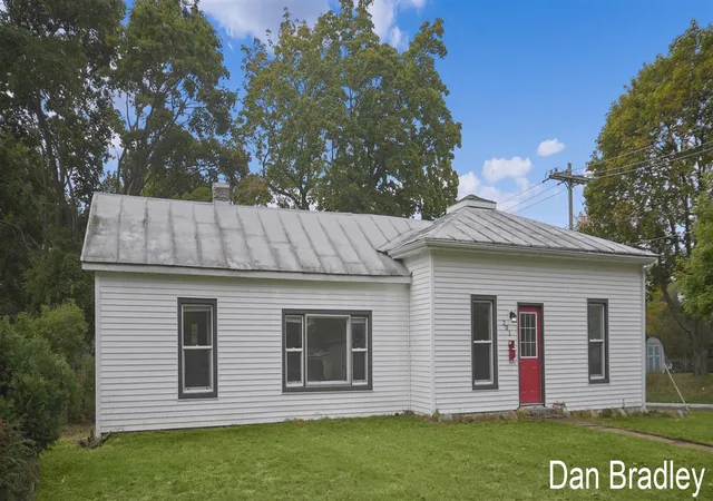 Photo 3 of Sale Pending at 201 E Coffren Ave, Greenville, MI 48838 | MLS# 70500188 | Listing updated on 2025-12-10