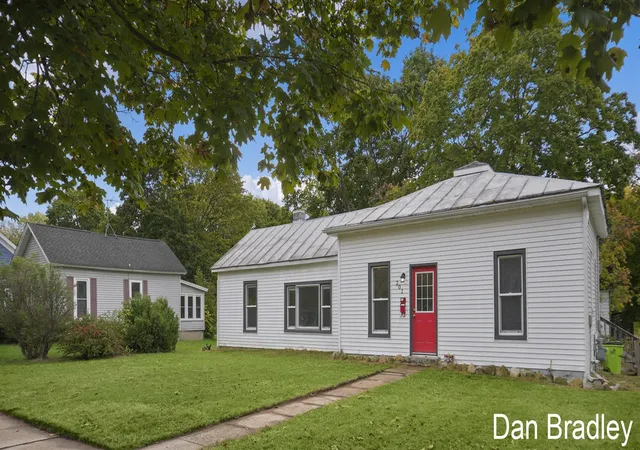 Photo 3 of Sale Pending at 201 E Coffren Ave, Greenville, MI 48838 | MLS# 70500188 | Listing updated on 2025-12-10