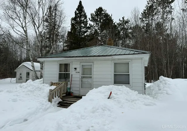 Photo 3 of Single family home for sale at 425 & 428 Railroad St, Newberry, MI 49868 | MLS# 50200349 | Listing updated on 2026-05-07