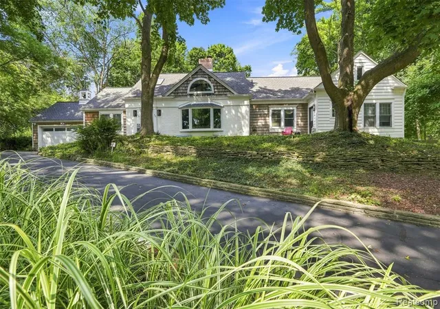 Photo 1 of Sale Pending at 27310 Crestwood Dr, Franklin, MI 48025 1388 | MLS# 61006045 | Listing updated on 2026-09-06