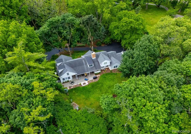 Photo 3 of Sale Pending at 27310 Crestwood Dr, Franklin, MI 48025 1388 | MLS# 61006045 | Listing updated on 2026-09-13