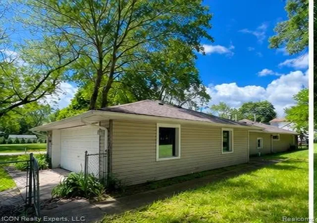 Photo 3 of Sale Pending at 5028 Pheasant Rd, Waterford, MI 48327 2463 | MLS# 61004619 | Listing updated on 2026-10-07