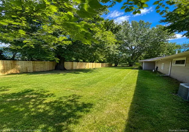 Photo 4 of Sale Pending at 5028 Pheasant Rd, Waterford, MI 48327 2463 | MLS# 61004619 | Listing updated on 2026-10-07