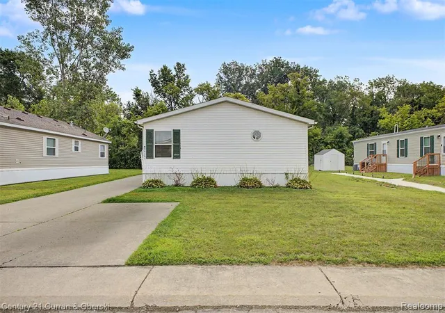 Photo 3 of Single family home for sale at 28451 Spruce Dr, Flat Rock, MI 48134 | MLS# 61021345 | Listing updated on 2026-09-11