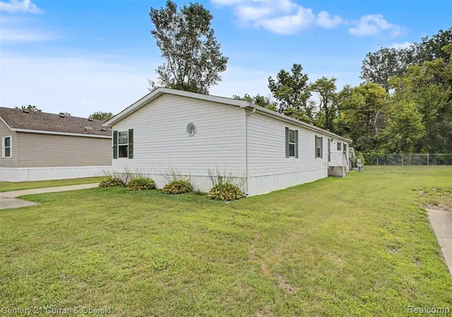 Photo 3 of Single family home for sale at 28451 Spruce Dr, Flat Rock, MI 48134 | MLS# 61021345 | Listing updated on 2026-09-11