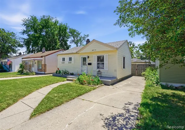 Photo 2 of Single family home for sale at 84 E Kalama Ave, Madison Heights, MI 48071 4039 | MLS# 61011959 | Listing updated on 2026-08-26