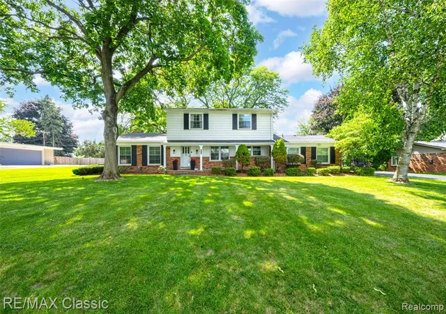 3rd image of 6638 Woodbank Dr, Bloomfield Hills, MI 48301 3037 | MLS# 61007715