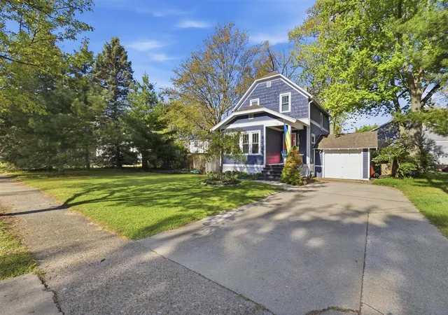 Homes for sale in Spring Lake, MI | 115 N Lake Ave, Spring Lake, MI 49456 | MLS# 70536487