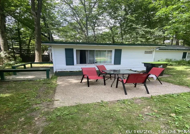 3rd image of 1021 Pocahontas Rd, Harrison, MI 48625 | MLS# 50211732