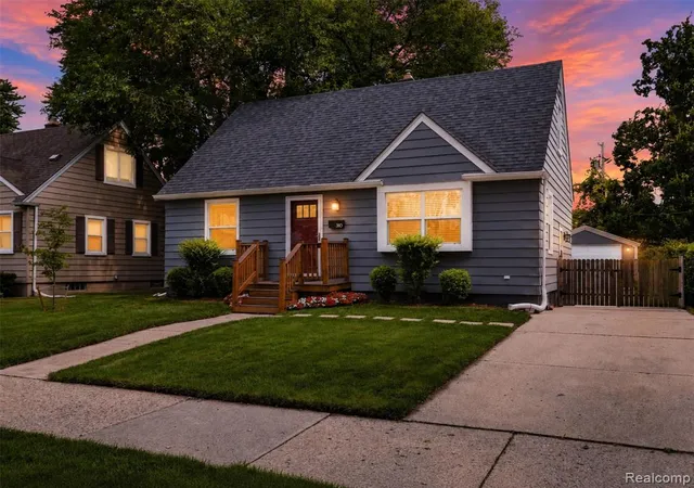 2nd image of 310 N Edgeworth Ave, Royal Oak, MI 48067 | MLS# 61020601
