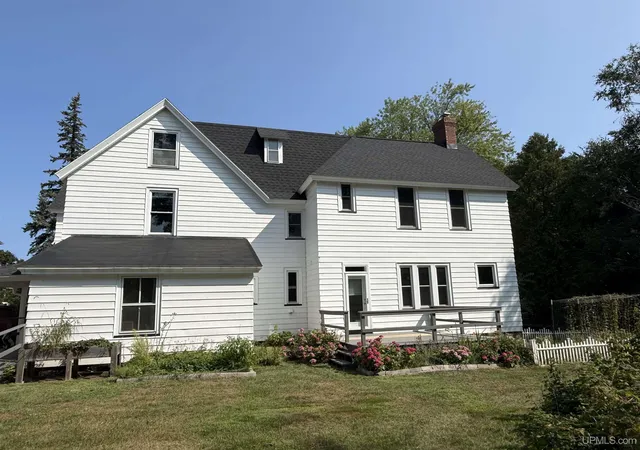 Photo 3 of Single family home for sale at 422 E Ohio St, Marquette, MI 49855 | MLS# 50218913 | Listing updated on 2026-08-25