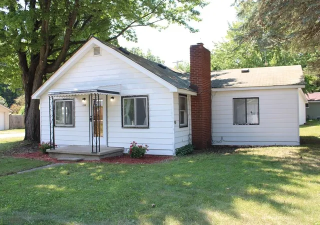 Photo 1 of Single family home for sale at 490 S Lake St, Harrison, MI 48625 | MLS# 50215774 | Listing updated on 2026-08-31