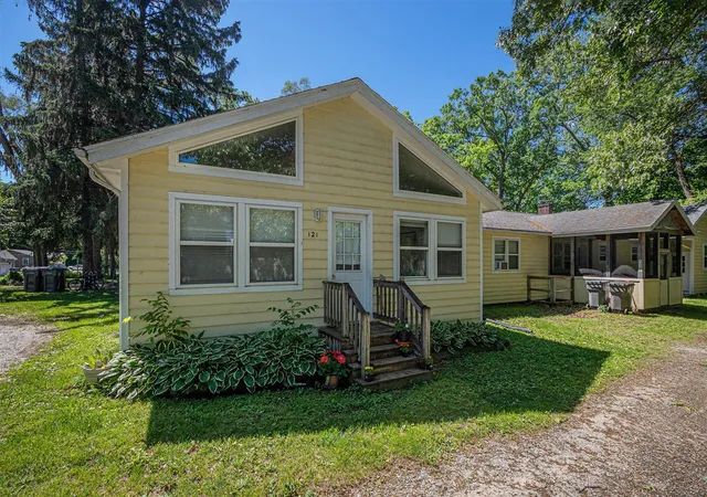 1st image of 121 E Michigan St, New Buffalo, MI 49117 | MLS# 70528101
