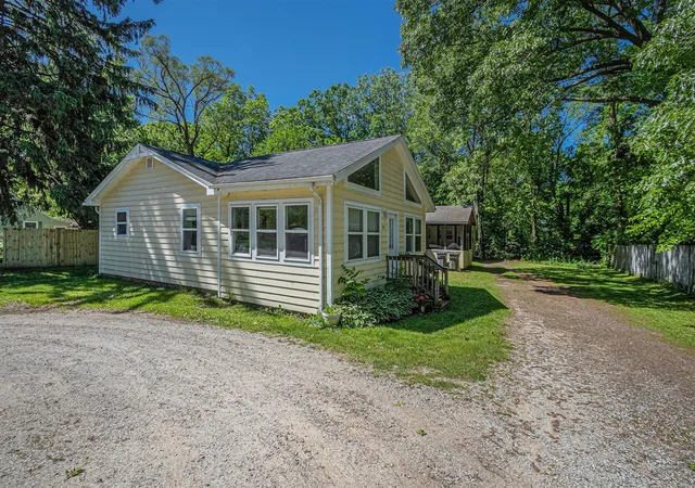 3rd image of 121 E Michigan St, New Buffalo, MI 49117 | MLS# 70528101