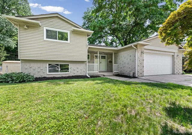 Photo 1 of Single family home for sale at 33165 Maplenut St, Farmington, MI 48336 4438 | MLS# 61011737 | Listing updated on 2026-08-30