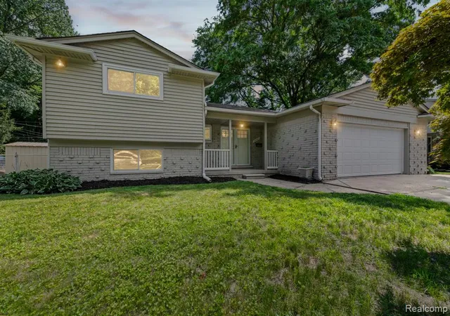 Photo 2 of Single family home for sale at 33165 Maplenut St, Farmington, MI 48336 4438 | MLS# 61011737 | Listing updated on 2026-08-30