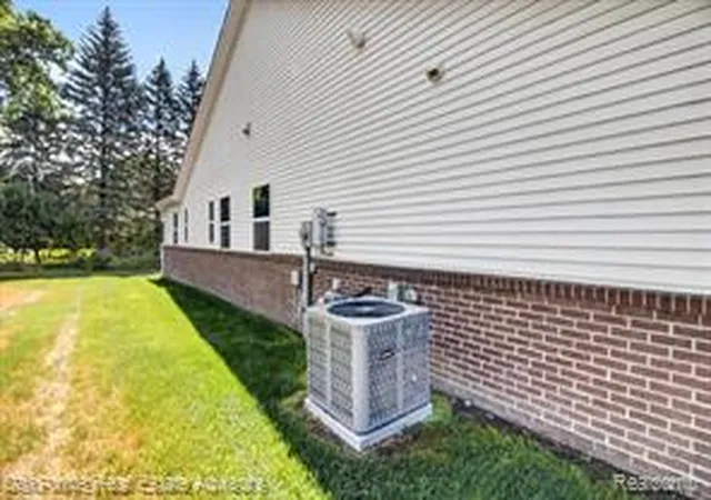 Listing Photo 2 - Condo for sale in building located at 26640 Orch Lake Rd, Farmington Hills, MI 48334 - Unit #