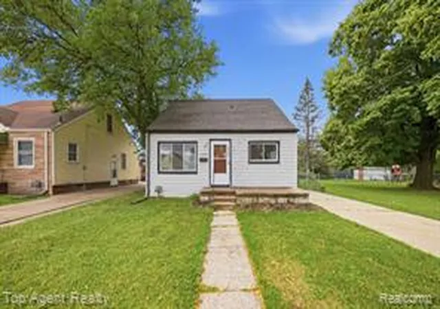 Homes for sale in Roseville, MI | 28553 Pinehurst St, Roseville, MI 48066 | MLS# 61009281