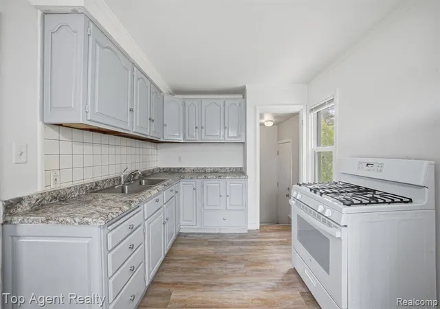 Photo 4 of Single family home for sale at 28553 Pinehurst St, Roseville, MI 48066 2558 | MLS# 61009281 | Listing updated on 2026-09-06