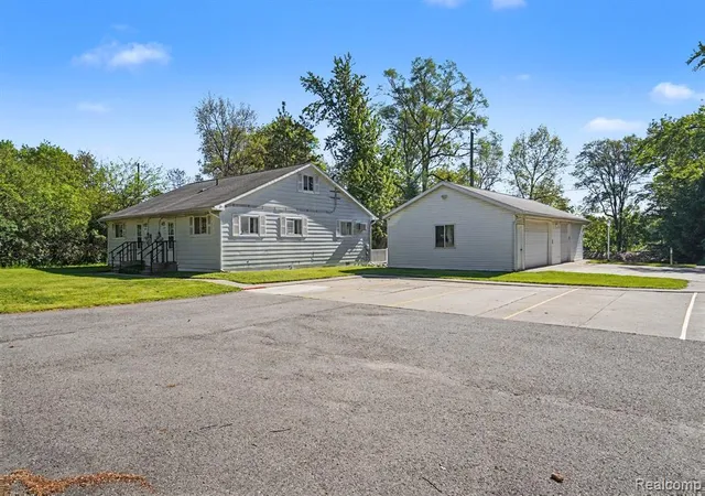 Photo 3 of Duplex at 1691 S Lakeview Ln, Highland, MI 48357 | MLS# 60996236 | | Sold on 2026-07-01