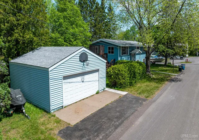 3rd image of 1004 Baltic Ave, Houghton, MI 49931 | MLS# 50211555