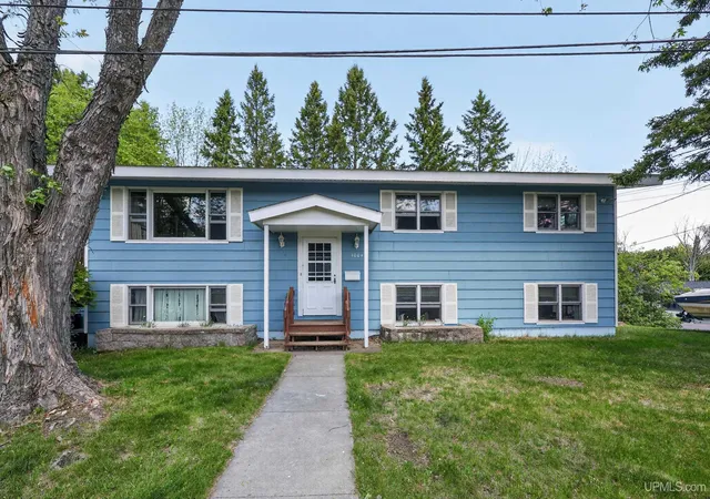 47th image of 1004 Baltic Ave, Houghton, MI 49931 | MLS# 50211555