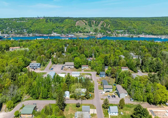 4th image of 1004 Baltic Ave, Houghton, MI 49931 | MLS# 50211555
